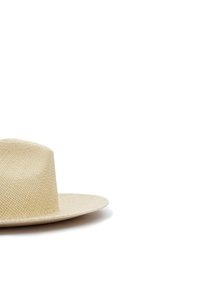 Ein breitkrempiger Strohhut in einer hellbeigen Farbe mit gewobener Textur und flacher Krone. Verfügt über eine glatte, kreisförmige Krempe zum Schutz vor der Sonne.