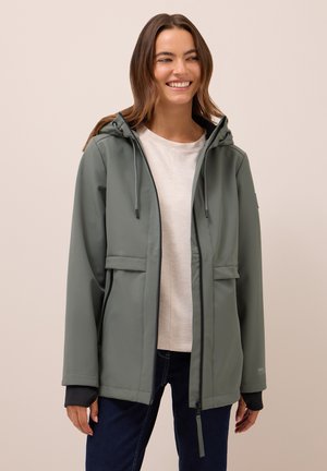 Veste softshell légère, verte olive, avec fermeture éclair à l'avant, capuche ajustable et deux poches latérales. Présente des poignets noirs et une texture lisse.