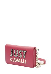 Rosa Lederhandtasche mit rechteckiger Form, versehen mit "JUST CAVALLI" in metallischen Buchstaben und einer Kettenriemen. Strukturierte Akzente auf der Beschriftung.