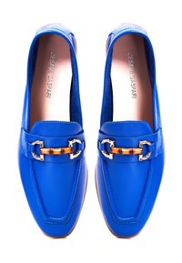 Paire de mocassins en cuir bleu vif avec des accents métalliques style bambou dorés et bruns, bouts carrés et semelles intérieures marquées "Cesare Gaspari".