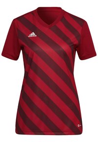 Rotes Sporthemd mit dunkelorangen diagonal verlaufenden Streifen, V-Ausschnitt, kurzen Ärmeln und einem Adidas-Logo auf der oberen linken Brust.