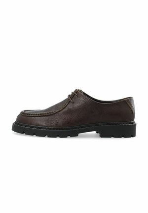 Zapato de cuero marrón con superficie texturizada, puntera redondeada y suela negra y resistente. Presenta un diseño de cordones y detalle de costura.