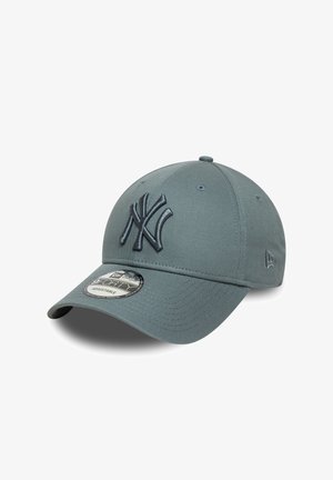 Cappellino da baseball grigio, tessuto morbido, corona strutturata, visiera curvata, con logo ricamato in rilievo di colore grigio scuro e chiusura regolabile sul retro.