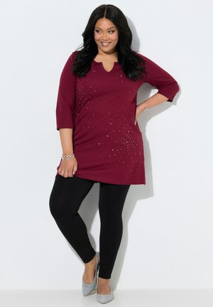 Ulla Popken, PEARL STUDDED 3/4 SLEEVE NOTCH NECK KNIT TUNIC - Langærmet T-shirt - dark claret