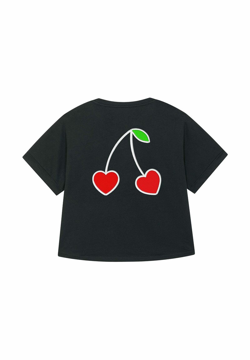 Zwart t-shirt met rode hartvormige kersen en een groene blad geborduurd op de achterkant, met korte mouwen en een relaxte pasvorm.