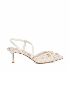 Sandalia blanca tejida con tira trasera, punta puntiaguda, tejido texturizado, tacón bajo y adornos decorativos que incluyen cuentas y detalles florales.