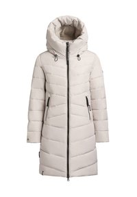 Doudoune beige clair avec un col montant, fermeture éclair et poches latérales. Présente un design matelassé et une finition mate.