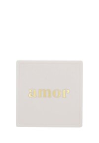 Posavasos cuadrado de cerámica blanca con texto en relieve dorado "amor" centrado en su superficie.