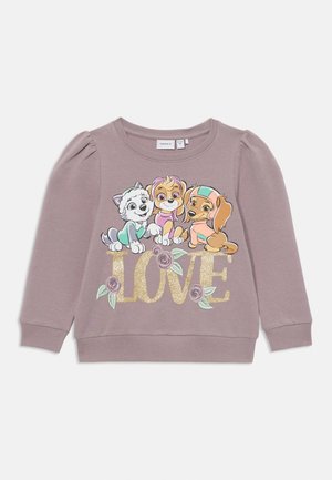 Sweat-shirt pour tout-petit violet clair avec trois chiens animés au-dessus du texte "LOVE" en paillettes dorées décoré de roses violettes et de feuilles vertes.