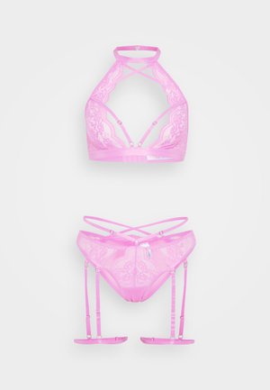 Ensemble de lingerie en dentelle rose comprenant un bralette à col halter avec un design à bretelles et une culotte assortie avec des porte-jarretelles. Motif floral détaillé.