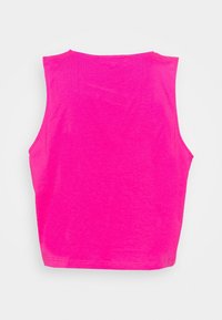 Upnutý, bezrukávový crop top z jasně růžové látky. Hladký povrch s kulatým výstřihem a surovým lemem. Jednoduchý design bez vzorů.