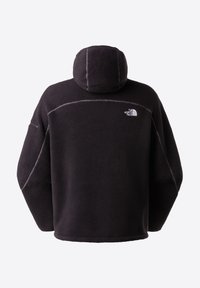 Μαύρο φλις μπλουζάκι με κουκούλα, με έντονο λογότυπο, χαλαρή εφαρμογή και αντίθετα ραφές στους ώμους και τις πλαϊνές πλευρές.