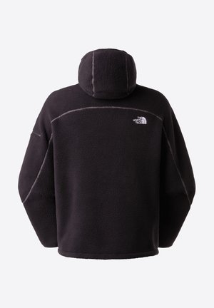 Črn flis pulover s kapuco, z izrazitim logotipom, sproščenim krojem in kontrastnimi šivi na ramenih ter straneh.