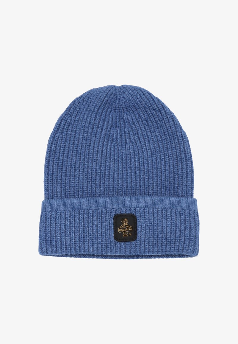 Berretto in maglia blu a coste con risvolto, dotato di una toppa quadrata nera con un design del logo giallo. Texture morbida e forma aderente.