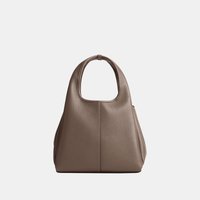 Barna, texturált bőr kézitáska lekerekített felső fogantyúkkal és egy minimalista, varrott középső varrással, egyszínű világos háttér előtt.