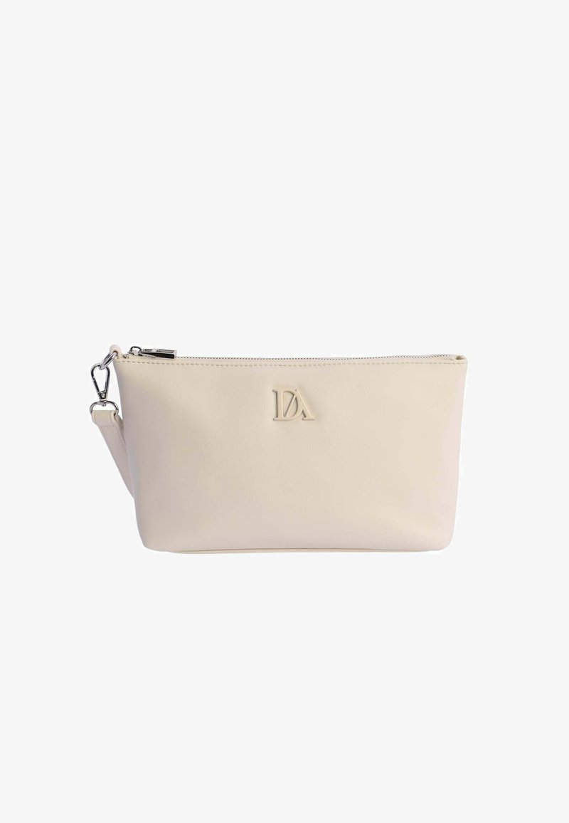 Bolsa de mano de piel beige con una textura suave, cierre de cremallera y una correa desmontable. Presenta un sutil logo en relieve en la parte delantera.