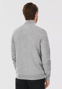 Szary sweter dzianinowy z wysokim kołnierzem i długimi rękawami. Ribbowane mankiety i dół, z gładkiego, teksturowanego materiału.