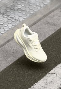 VOMERO 18 - Apavi skriešanai pa asfaltu - sail/summit white/coconut milk/white