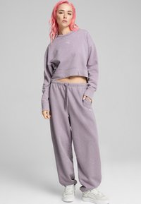 Puma DARE TO GYM RELAXED WASHED PANTS - Pantaloni sportivi - pale plum