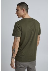 11 Project PRMattis - T-shirts med print - olive night