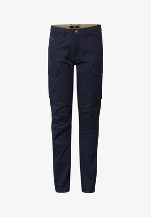 Jasnoniebieski bawełniany t-shirt z grafiką palmy na piersi, w połączeniu z granatowymi spodniami typu cargo i białymi sneakersami. Codzienny strój dla młodej osoby.