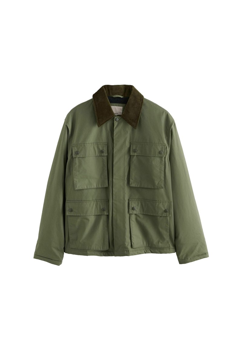 Olivgrüne Jacke mit einem braunen Cordkragen, vier Vorderaschen und einer entspannten Passform; aus einem glatten, strapazierfähigen Stoff gefertigt.