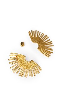Goldfarbene Ohrringe mit einem Fächerdesign und länglichen, strukturierten Spitzen. Enthält eine zylindrische Rückseite zur Befestigung.