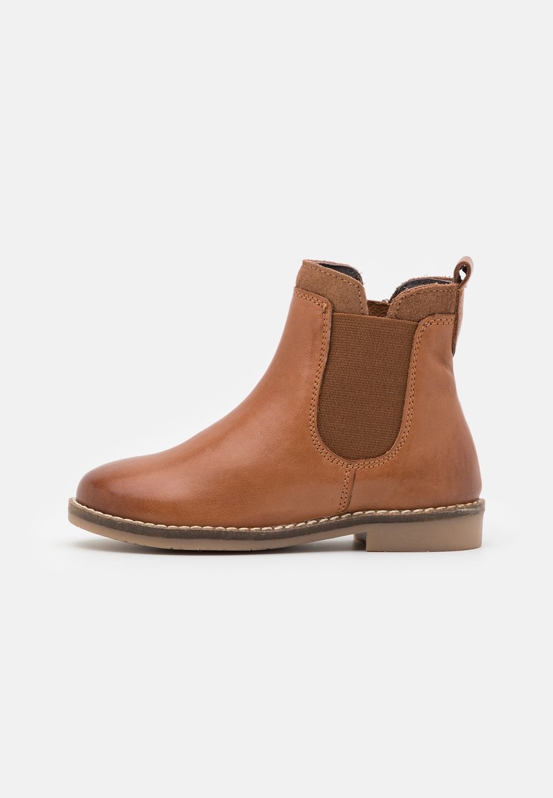 Bottine en cuir tan avec panneau élastique latéral, languette à l'arrière, petit talon et semelle cousue, vue de profil côté extérieur.