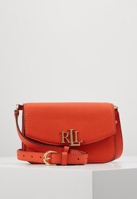Pomarańczowa skórzana torebka na ramię z zamknięciem na klapę, wytłaczana faktura skóry, regulowany pasek oraz złote elementy z inicjałami „RLL”.