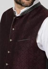 Burgunderfarbenes gemustertes Weste mit grauem Kragen, ausgestattet mit silbernen Beschlägen, einer Seitentasche und einem strukturierten Stoff. Klassisches, tailliertes Design.