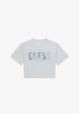 T-shirt blanc court à manches courtes avec l'inscription "GUESS EST.1981" en grandes lettres texturées sur le devant.