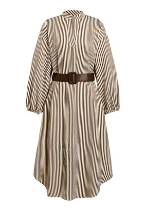 Vestido a rayas en crema y marrón, con cuello alto y mangas largas, cintura fruncida con un cinturón ancho marrón, hasta la rodilla y con corte relajado.