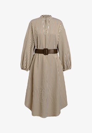 Vestido a rayas en crema y marrón, con cuello alto y mangas largas, cintura fruncida con un cinturón ancho marrón, hasta la rodilla y con corte relajado.