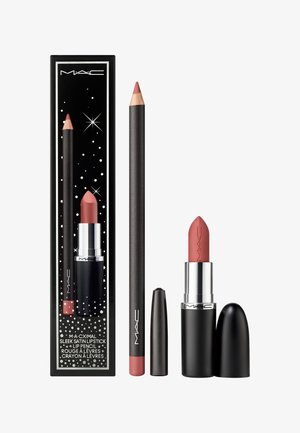 Rouge à lèvres MAC et crayon à lèvres assorti en rose mat avec un emballage noir affichés à côté de la boîte du produit montrant le set.