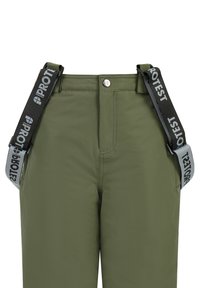 Groene broek met verstelbare zwarte banden met "PROTEST" branding. Het materiaal lijkt glad en duurzaam, met een knoopsluiting op de taille.