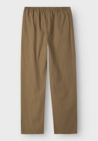 Pantalons marron à rayures fines avec une taille élastique. Design à jambe droite, texture lisse et rayures foncées contrastantes sur l'ensemble.