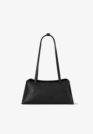 Sac à bandoulière en cuir noir avec des bretelles longues et fines et une surface texturée, présenté sur un fond blanc.
