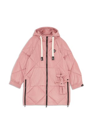 Manteau matelassé rose avec capuche, fermeture éclair à l'avant et cordons blancs. Présente un matelassage en forme de losanges et un petit jouet en peluche attaché.