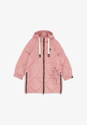 Manteau matelassé rose avec capuche, fermeture éclair à l'avant et cordons blancs. Présente un matelassage en forme de losanges et un petit jouet en peluche attaché.