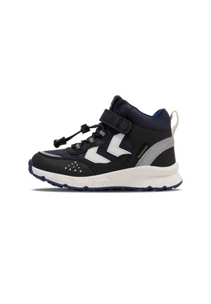 Baskets montantes noir et bleu marine avec tige synthétique, lacets élastiques, bande velcro, semelle texturée et accents blancs et gris.
