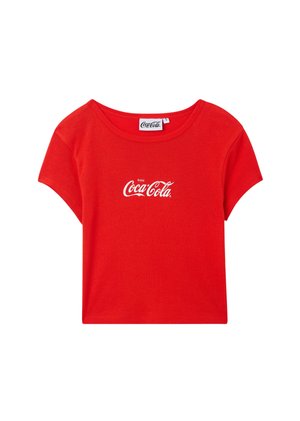 T-shirt in cotone rosso con maniche corte, scollo rotondo e logo del testo "Coca-Cola" bianco sul davanti. Etichetta all'interno del collo indica la taglia.