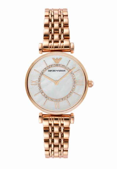 Ceas brățară din aur roz cu cadran alb din sidef, inel orar din cristal, cifre romane aurii și logo Emporio Armani la ora 12.