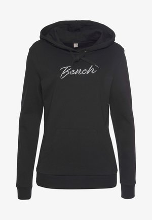 Schwarzer Hoodie aus weichem Material, mit einer Fronttasche, gerippten Bündchen und einer Kapuze mit Kordelzug. "Bench"-Logo in silberner Stickerei auf der Brust.