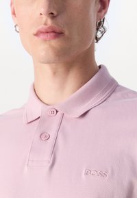 BOSS Polokošeľa - open purple