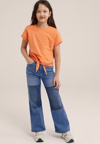 WE Fashion KNOOPDETAIL - Print T-shirt - Apdrukāts T-krekls - orange