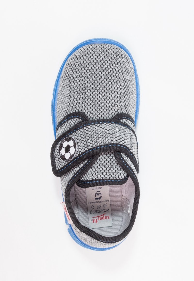 Szare buty z tkaniny z niebieską podeszwą, wyposażone w czujny pasek na rzep i motyw piłki nożnej. Widoczna etykieta wewnętrzna, zawierająca informacje o rozmiarze i pielęgnacji.