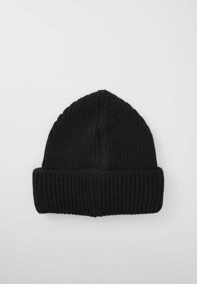 Berretto in maglia nera con texture a coste, dotato di risvolto e parte superiore arrotondata. Design semplice, senza motivi visibili o decorazioni.