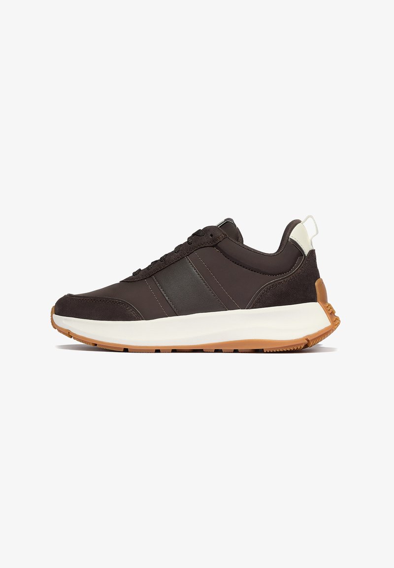 Donkerbruine sneakers met een combinatie van gladde en suède texturen, witte tussenzool en een gumrubberen buitenzool. Voorzien van een gewatteerde kraag en veters.