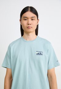 Columbia EXPLORERS CANYON BACK TEE - T-shirts med print - crushed blue