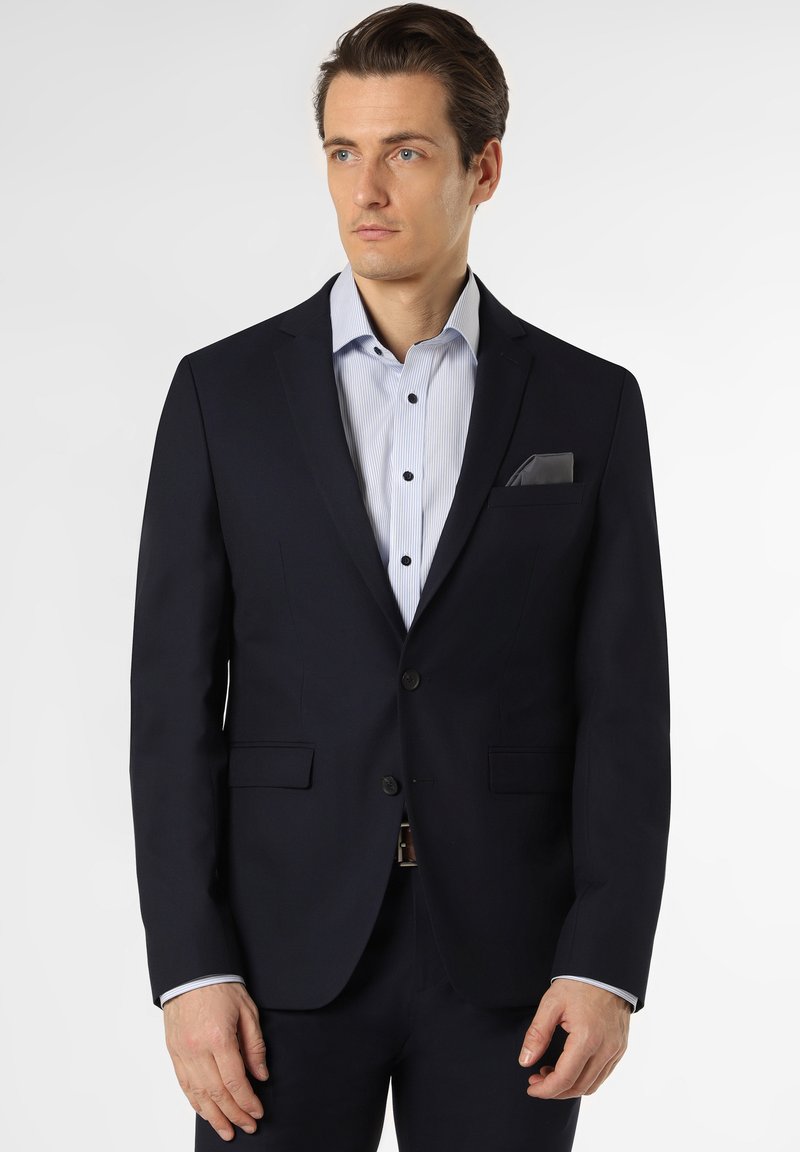 Marineblauw blazer met twee knopen, notch revers en ideaal fit. Gedragen over een lichtblauw, gestreept overhemd. Bevat een borstzak met een accent.